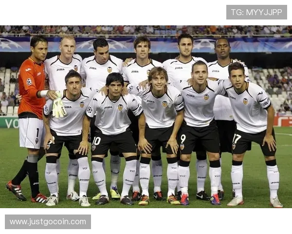 高清足球明星格子照片展示他的风采与魅力尽在其中